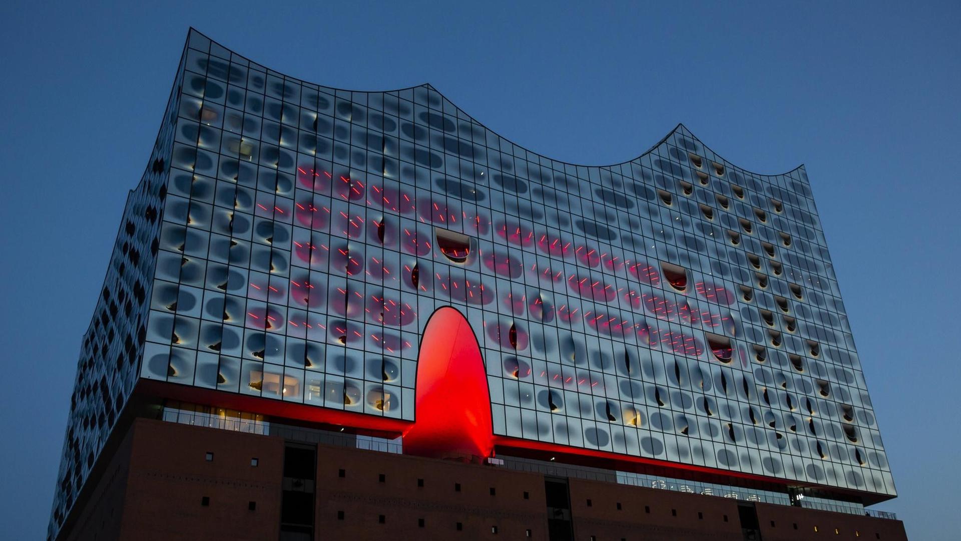 Die Elbphilharmonie mit einem dramatisch rot beleuchtetem Eingang Die Elbphilharmonie mit einem dramatisch rot beleuchtetem Eingang