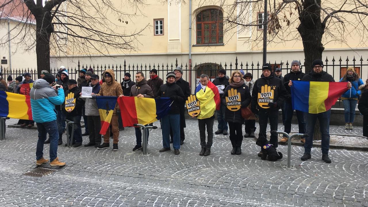 Demonstranten vor dem Gebäude der Sozialdemokratischen Partei in Sibiu