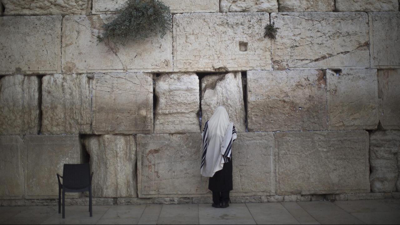 Ein Ultraorthodoxer betet an der Klagemauer. Ein Ultraorthodoxer betet an der Klagemauer.