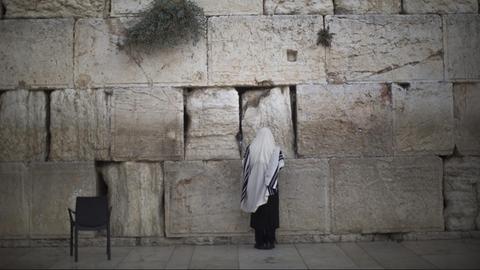 Ein Ultraorthodoxer betet an der Klagemauer.
