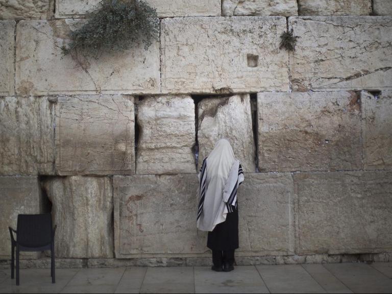 Ein Ultraorthodoxer betet an der Klagemauer.