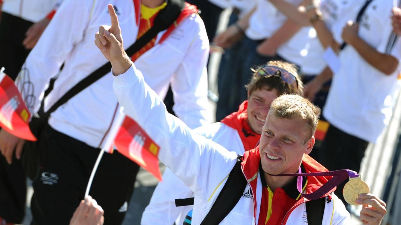 Der Kanute Kurt Kuschela - hier 2012 mit seiner Goldmedaille aus London Der Kanute Kurt Kuschela - hier 2012 mit seiner Goldmedaille aus London