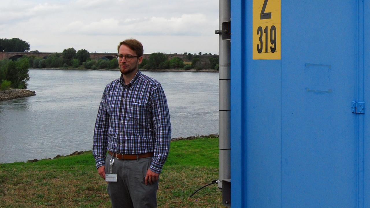 Porträt von Max Bangert, Meteorologe der BASF, am Rhein Porträt von Max Bangert, Meteorologe der BASF, am Rhein