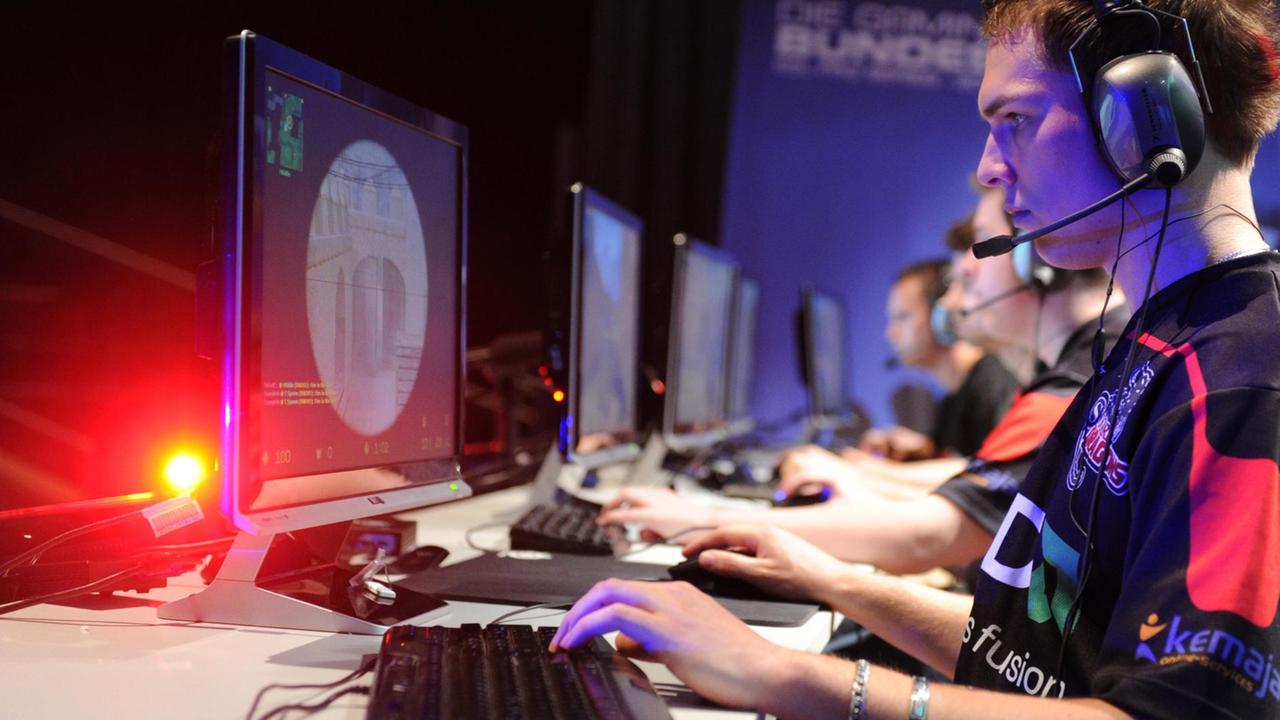 Computerspieler vor dem Bildschirm: Spieler der Mannschaften "Snogard" während der E-Sport-Bundesliga. Computerspieler vor dem Bildschirm: Spieler der Mannschaften "Snogard" während der E-Sport-Bundesliga.