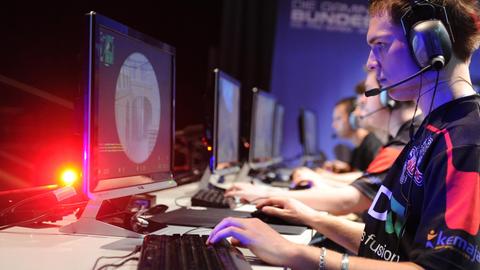 Computerspieler vor dem Bildschirm: Spieler der Mannschaften "Snogard" während der E-Sport-Bundesliga.