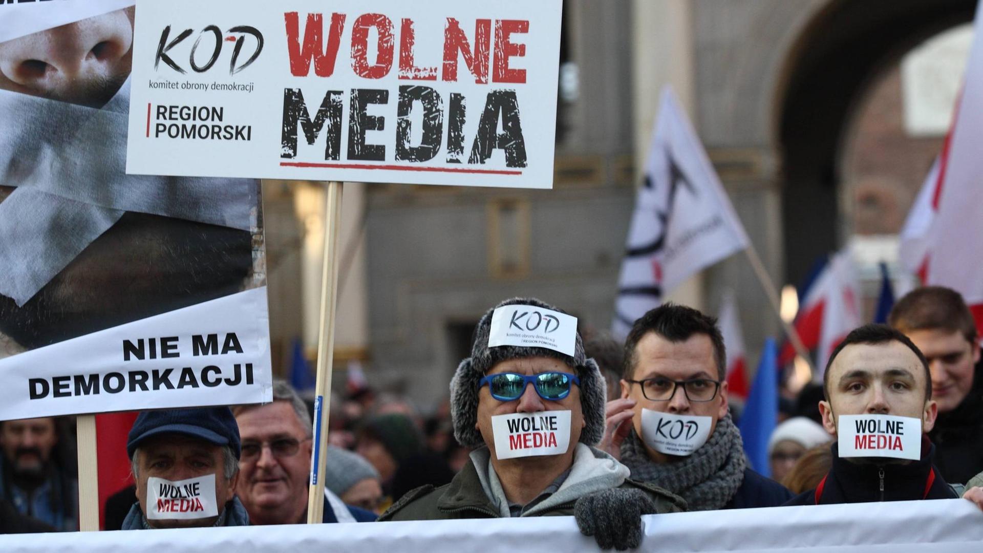 Gegner der Regierung in Polen demonstrieren gegen die neuen Pressegesetze. Gegner der Regierung in Polen demonstrieren gegen die neuen Pressegesetze.