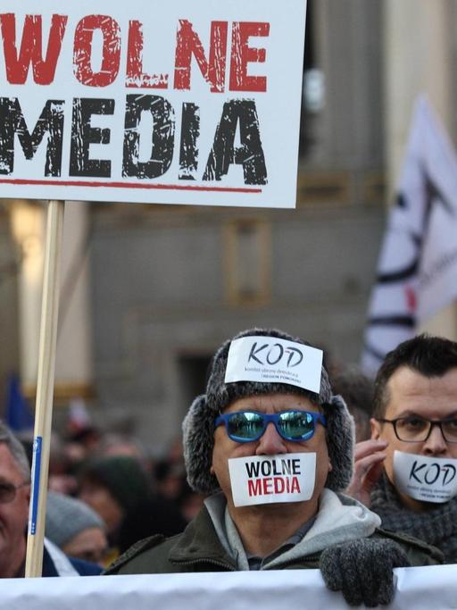 Gegner der Regierung in Polen demonstrieren gegen die neuen Pressegesetze.