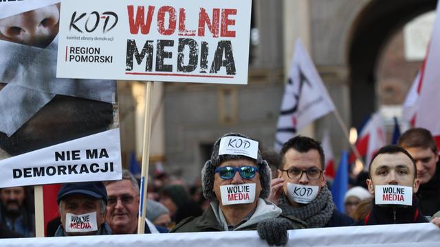Gegner der Regierung in Polen demonstrieren gegen die neuen Pressegesetze.