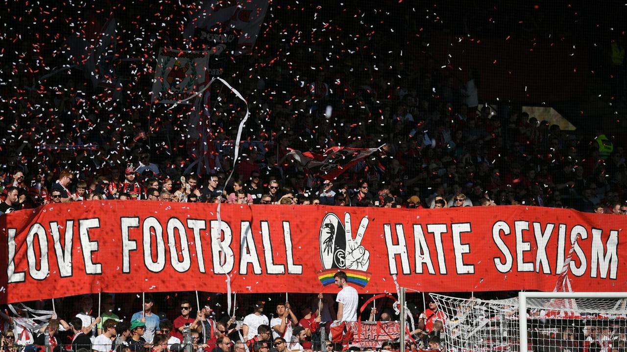 Freiburger Fans setzen sich mit einer Choreographie gegen Sexismus im Fußball ein. Freiburger Fans setzen sich mit einer Choreographie gegen Sexismus im Fußball ein.