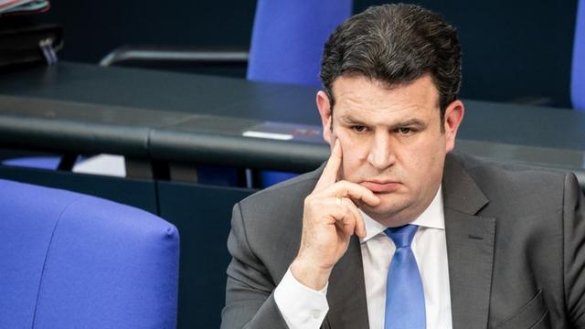 Hubertus Heil (SPD), Bundesminister für Arbeit und Soziales, verfolgt die Debatte im Bundestag