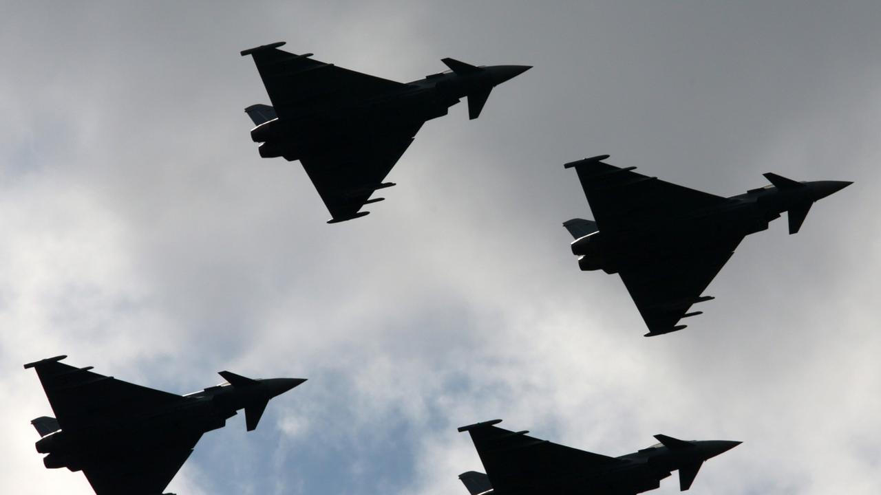 Vier "Eurofighter" sind am 23.08.2014 beim Tag der Offenen Tür des Taktischen Luftwaffengeschwaders 73 "Steinhoff" im Formationsflug über dem Bundeswehrflugplatz Rostock-Laage unterwegs. Vier "Eurofighter" sind am 23.08.2014 beim Tag der Offenen Tür des Taktischen Luftwaffengeschwaders 73 "Steinhoff" im Formationsflug über dem Bundeswehrflugplatz Rostock-Laage unterwegs.