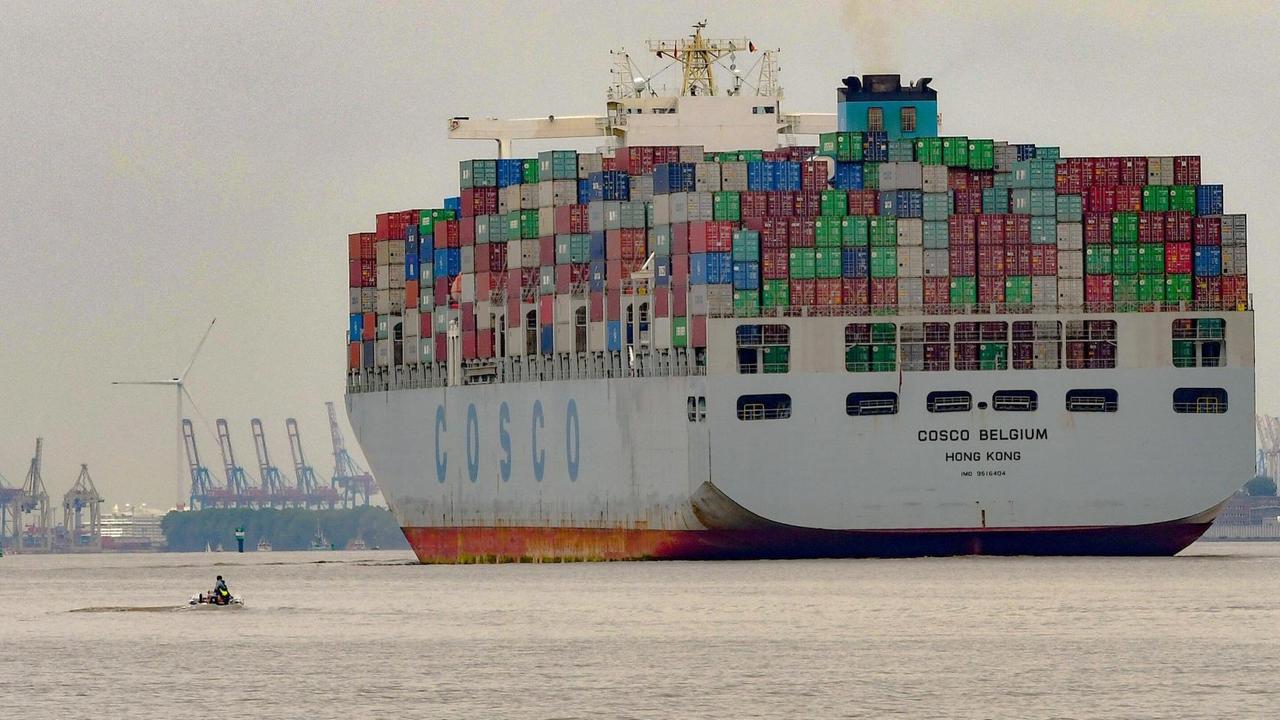 Hauptsächlich beladen mit Containern aus China fährt ein Containerschiff elbaufwärts in den Hamburger Hafen. Seit dem Ausbruch des Corona-Virus lahmt die chinesische Wirtschaft und die Weltwirtschaft insgesamt. Die Börsen sind weltweit eingebrochen, die Angst vor einer weltweiten Wirtschaftskrise wächst.Foto: Rothermel *** Mainly loaded with containers from China, a container ship sails up the Elbe to the Port of Hamburg Since the outbreak of the corona virus, the Chinese economy and the global economy as a whole have been paralyzed The stock markets have collapsed worldwide, fears of a global economic crisis are growing Photo Rothermel Hauptsächlich beladen mit Containern aus China fährt ein Containerschiff elbaufwärts in den Hamburger Hafen. Seit dem Ausbruch des Corona-Virus lahmt die chinesische Wirtschaft und die Weltwirtschaft insgesamt. Die Börsen sind weltweit eingebrochen, die Angst vor einer weltweiten Wirtschaftskrise wächst.Foto: Rothermel *** Mainly loaded with containers from China, a container ship sails up the Elbe to the Port of Hamburg Since the outbreak of the corona virus, the Chinese economy and the global economy as a whole have been paralyzed The stock markets have collapsed worldwide, fears of a global economic crisis are growing Photo Rothermel