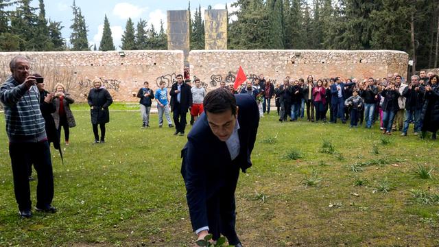 Der neue griechische Premier Tsipras legt während einer Zeremonie in Kessariani Blumen an einem Denkmal nieder, das an erschossene Widerstandskämpfer während der Besatzung Griechenlands durch die Nationalsozialisten erinnert.