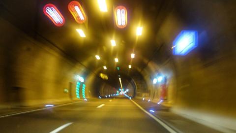 Fahrt in einem Autobahntunnel - verschwommene Lichter