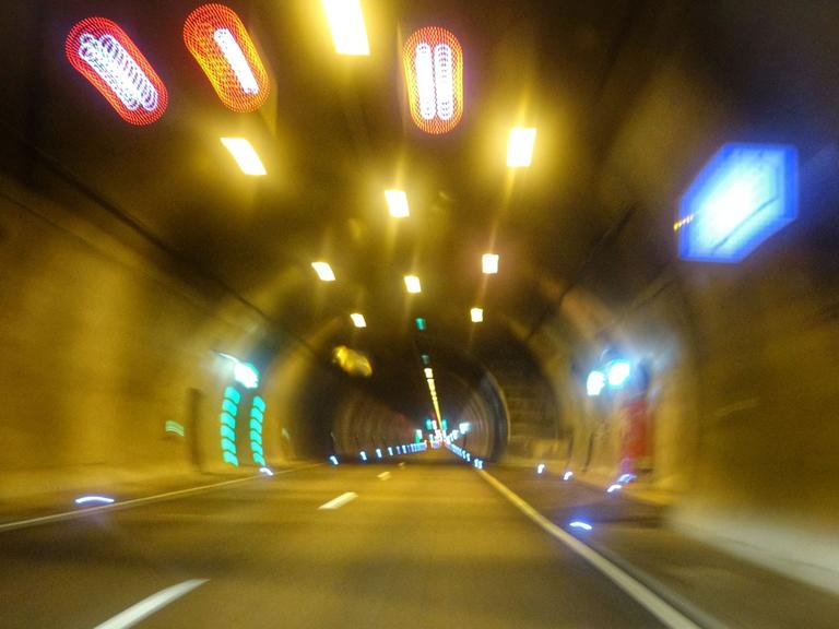 Fahrt im Autobahntunnel der A 71 nahe Oberhof (Thüringen)