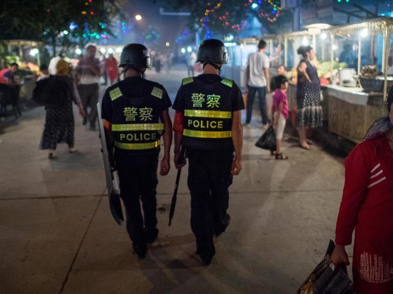 Polizisten patrouillieren am 25. Juni 2017 über einen Nachtmarkt in Kashgar in der nordwestchinesischen Region Xinjiang