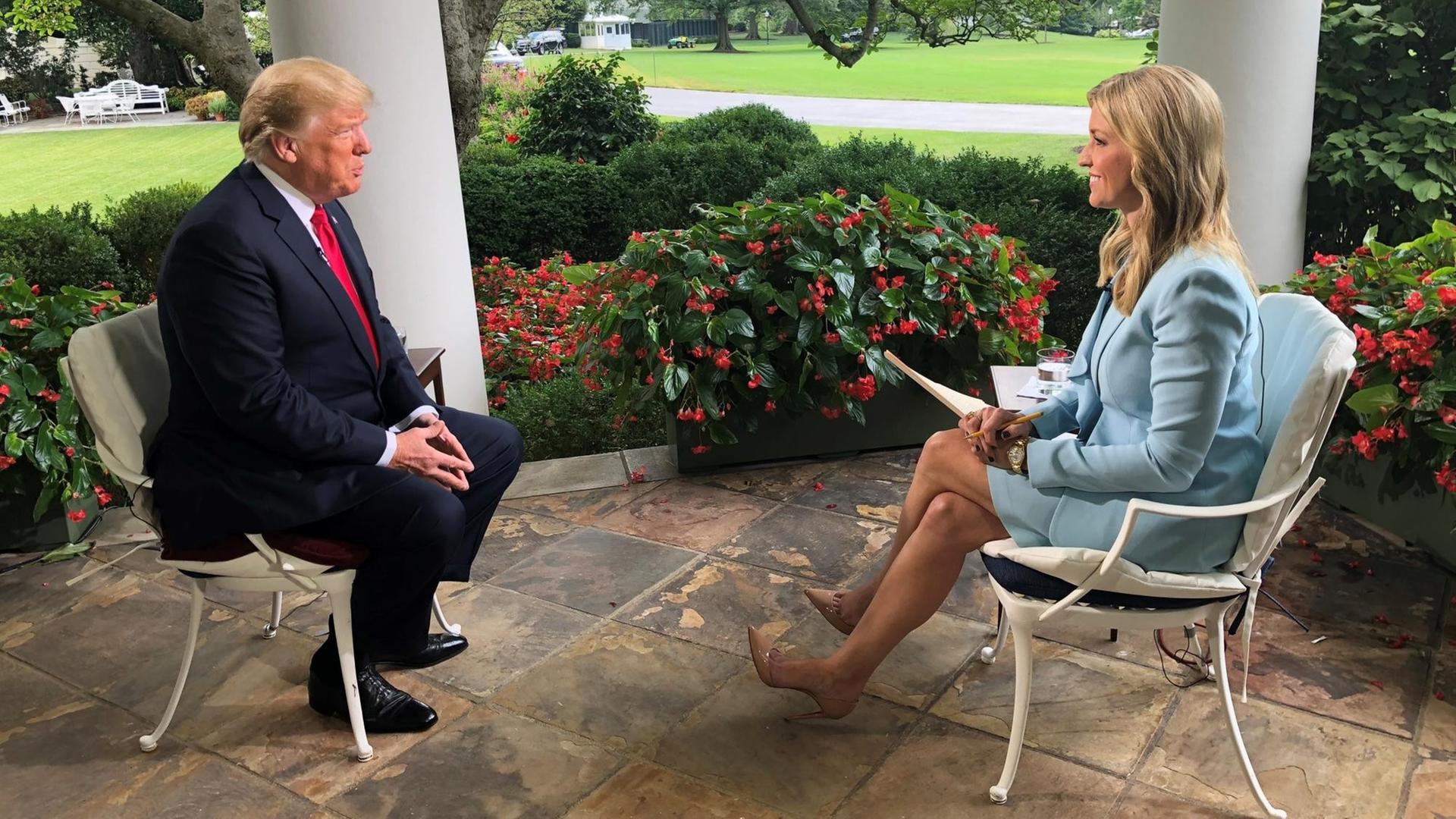 Donald Trump wird von Fox-Moderatorin Ainsley Earhardt interviewt Donald Trump wird von Fox-Moderatorin Ainsley Earhardt interviewt