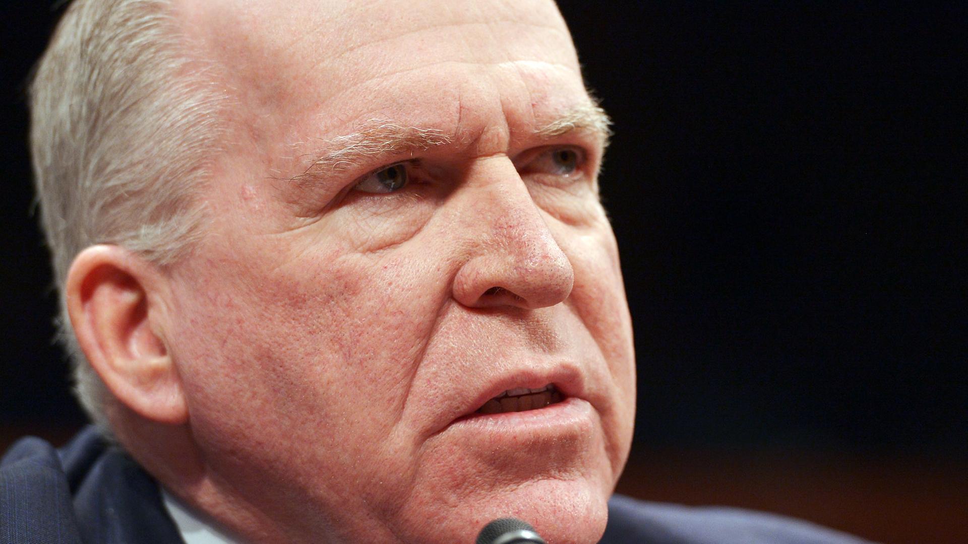 Der Direktor der "Central Intelligence Agency" (CIA) sitzt vor einem Mikrofon am 04.02.2014. Der Direktor der "Central Intelligence Agency" (CIA) sitzt vor einem Mikrofon am 04.02.2014.