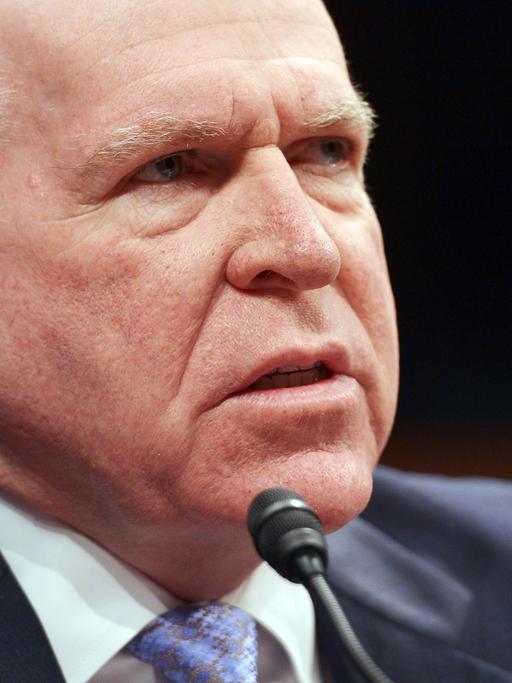 Der Direktor der "Central Intelligence Agency" (CIA) sitzt vor einem Mikrofon am 04.02.2014.