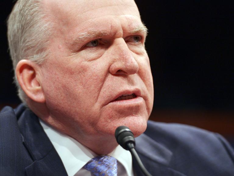 Der Direktor der "Central Intelligence Agency" (CIA) sitzt vor einem Mikrofon am 04.02.2014.