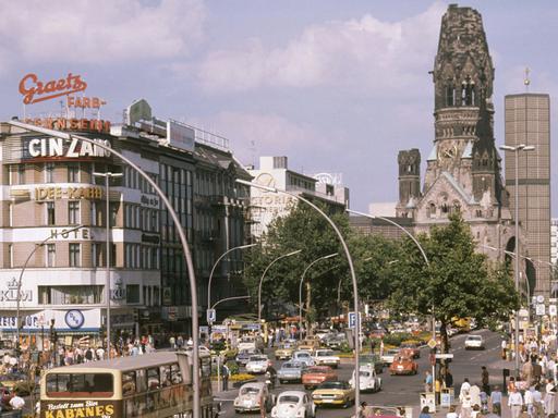 Blick über den Kurfürstendamm in Berlin zur Ruine der Kaiser Wilhelm Gedächtniskirche.