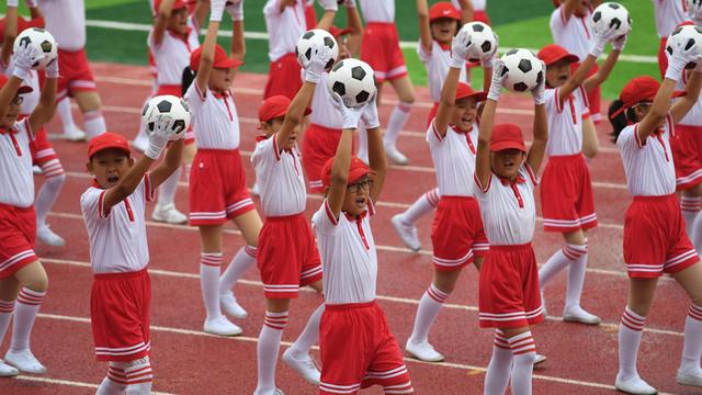 Sechshundert chinesische Schüler führen in einer Grundschule in Songyuan eine Fußballperformance vor.