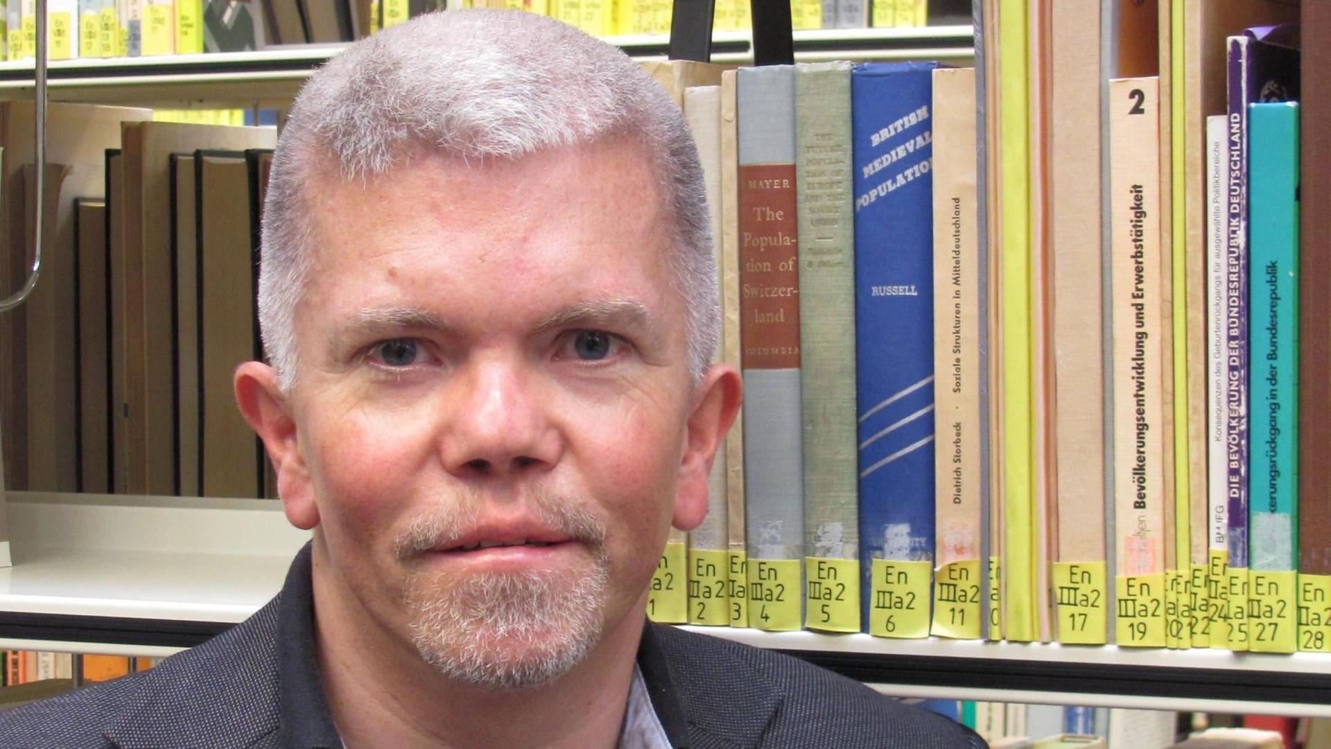 Der Katastrophenforscher Martin Voss vor einem Bücherregal in der Freien Universität Berlin.