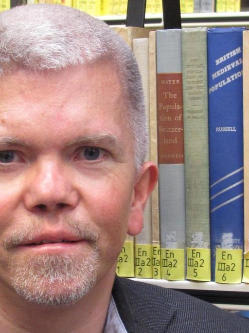 Der Katastrophenforscher Martin Voss vor einem Bücherregal in der Freien Universität Berlin.