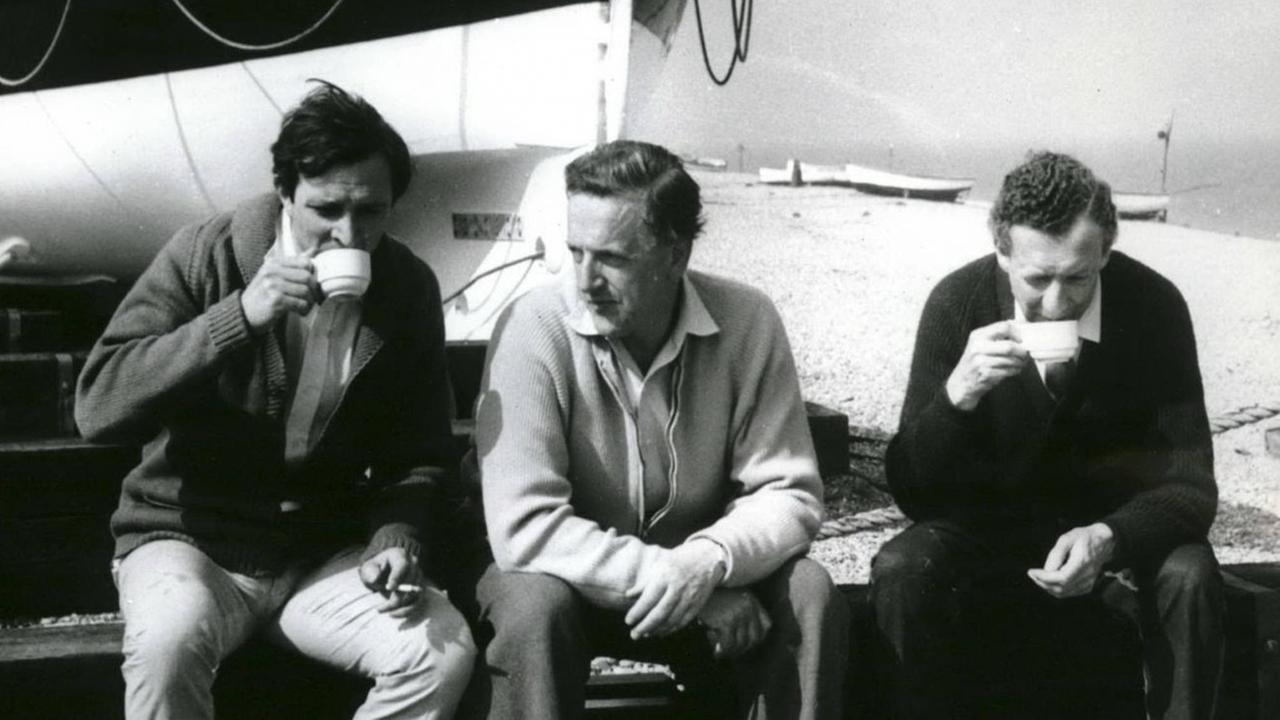 Tea on the Beach: Vor einem Rettungsboot posieren der Choreograph John Cranno, der Tenor Peter Pears und der Komponist Benjamin Britten (v.l.n.r.), undatierte Fotografie aus Aldeburgh Tea on the Beach: Vor einem Rettungsboot posieren der Choreograph John Cranno, der Tenor Peter Pears und der Komponist Benjamin Britten (v.l.n.r.), undatierte Fotografie aus Aldeburgh