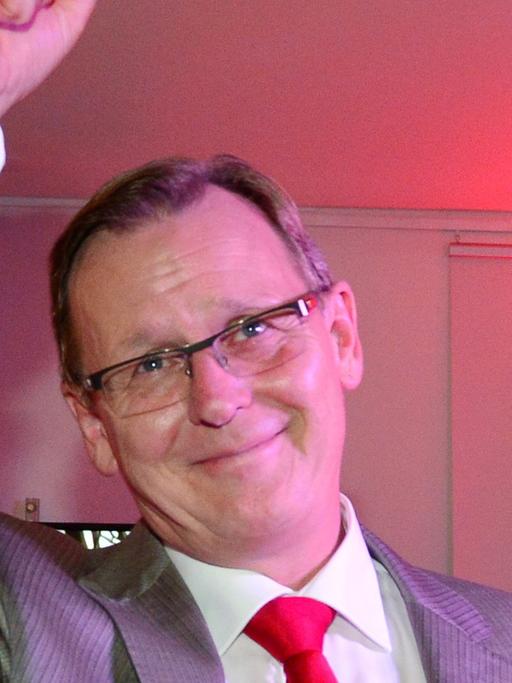 Bodo Ramelow reckt die Faust als Zeichen des Sieges nach oben