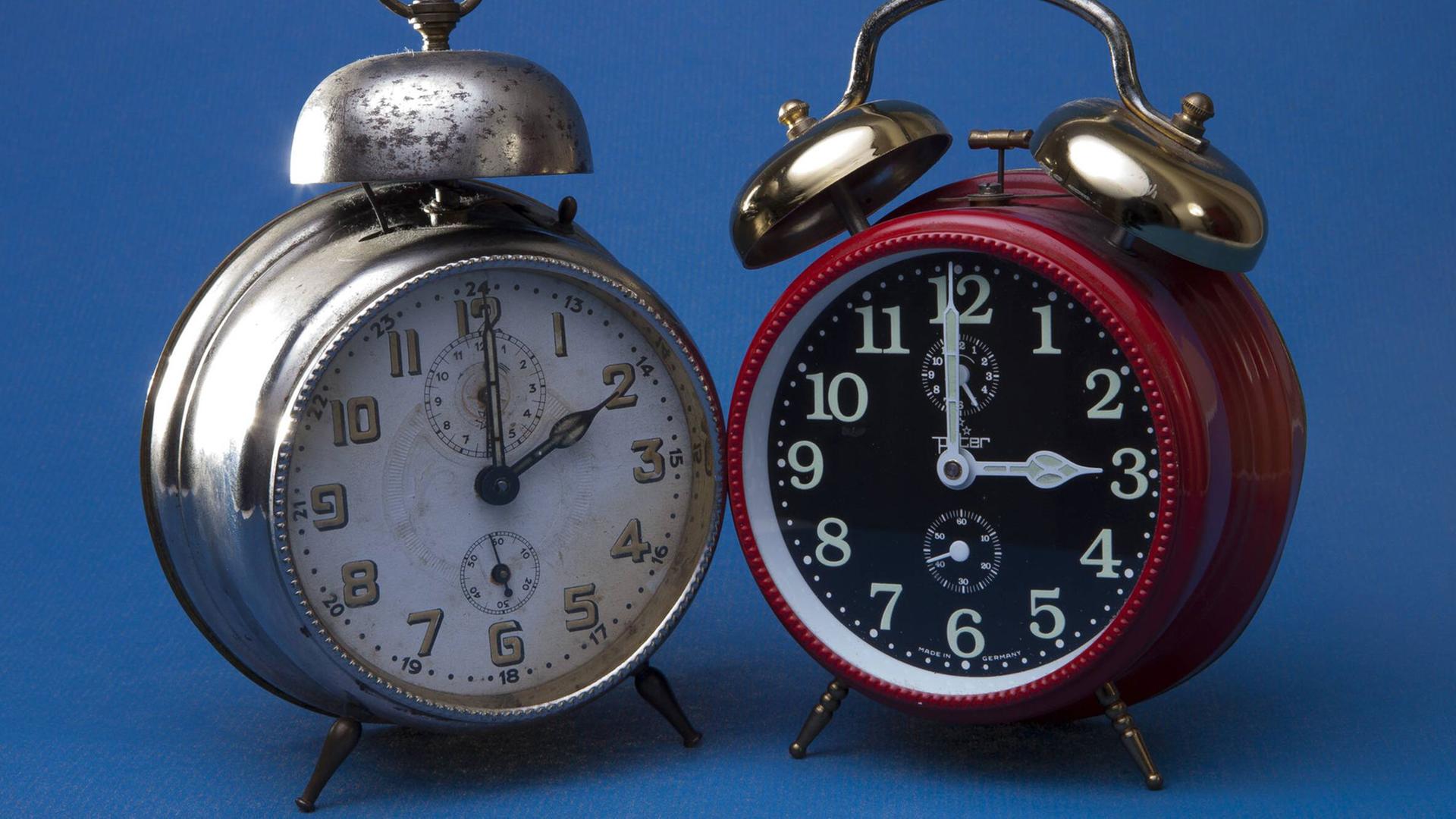 Für die Sommerzeit wird in der Nacht die Uhr von 2 Uhr auf 3 Uhr vorgestellt. Für die Sommerzeit wird in der Nacht die Uhr von 2 Uhr auf 3 Uhr vorgestellt.