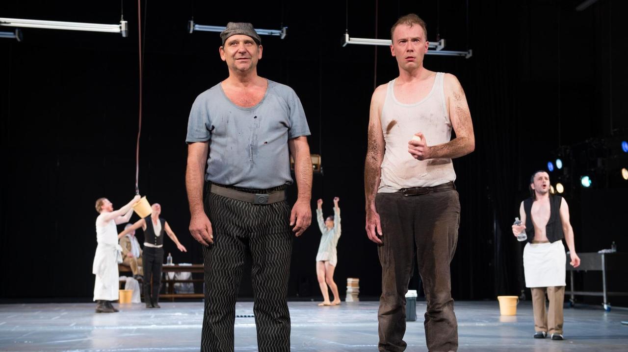 Die Schauspieler Bernhard Stengele (l) und Manuel Kressin während der Fotoprobe für das Theaterstück "Kruso" im Theater Gera in Gera (Tühringen) auf der Bühne. Die Schauspieler Bernhard Stengele (l) und Manuel Kressin während der Fotoprobe für das Theaterstück "Kruso" im Theater Gera in Gera (Tühringen) auf der Bühne.