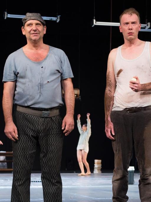 Die Schauspieler Bernhard Stengele (l) und Manuel Kressin während der Fotoprobe für das Theaterstück "Kruso" im Theater Gera in Gera (Tühringen) auf der Bühne.