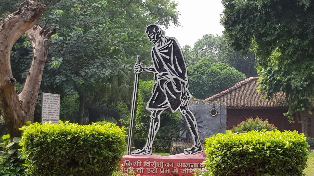Gandhi Statue vor dem Museum in Delhi.