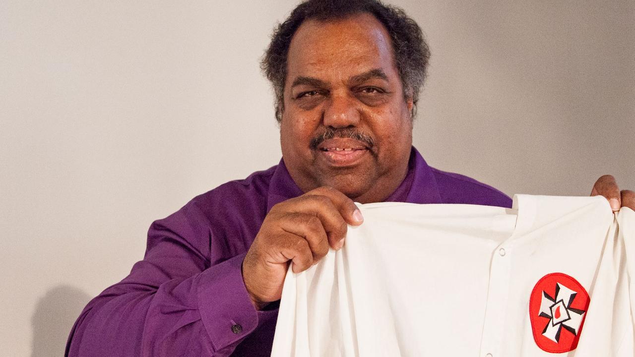 Der Bluesmusiker Daryl Davis mit Ku Klux Klan-Kutte und dem symbolisierten Feuerkreuz Der Bluesmusiker Daryl Davis mit Ku Klux Klan-Kutte und dem symbolisierten Feuerkreuz