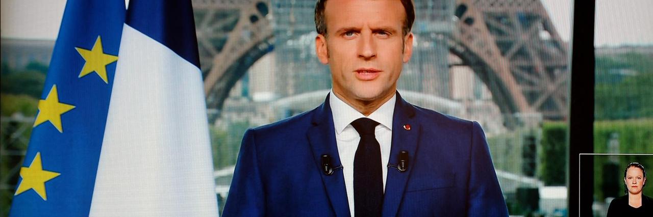Das Foto zeigt Frankreichs Staatspräsidenten Macron bei einer Fernsehansprache. Das Foto zeigt Frankreichs Staatspräsidenten Macron bei einer Fernsehansprache.