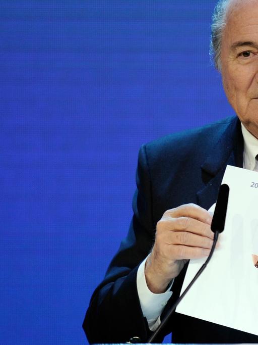 Fifa-Präsident Joseph Blatter bei der Bekanntgabe der WM-Ausrichter 2018 und 2022