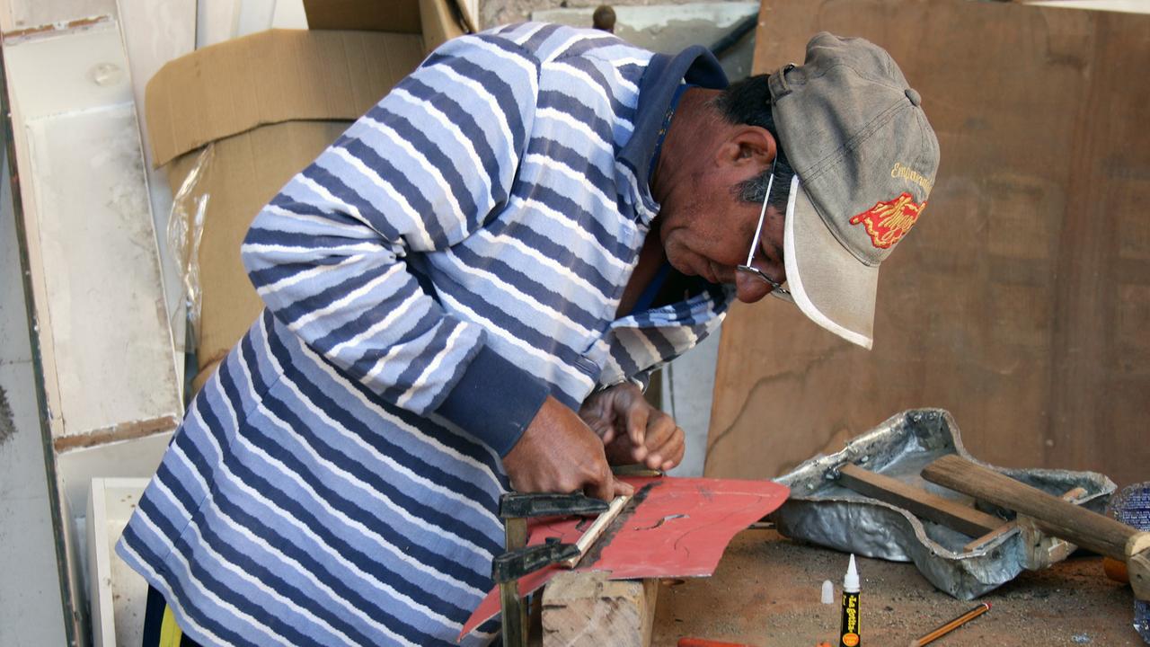 Der Instrumentenbauer Nicolás Gomez an seiner Werkbank. Der Instrumentenbauer Nicolás Gomez an seiner Werkbank.