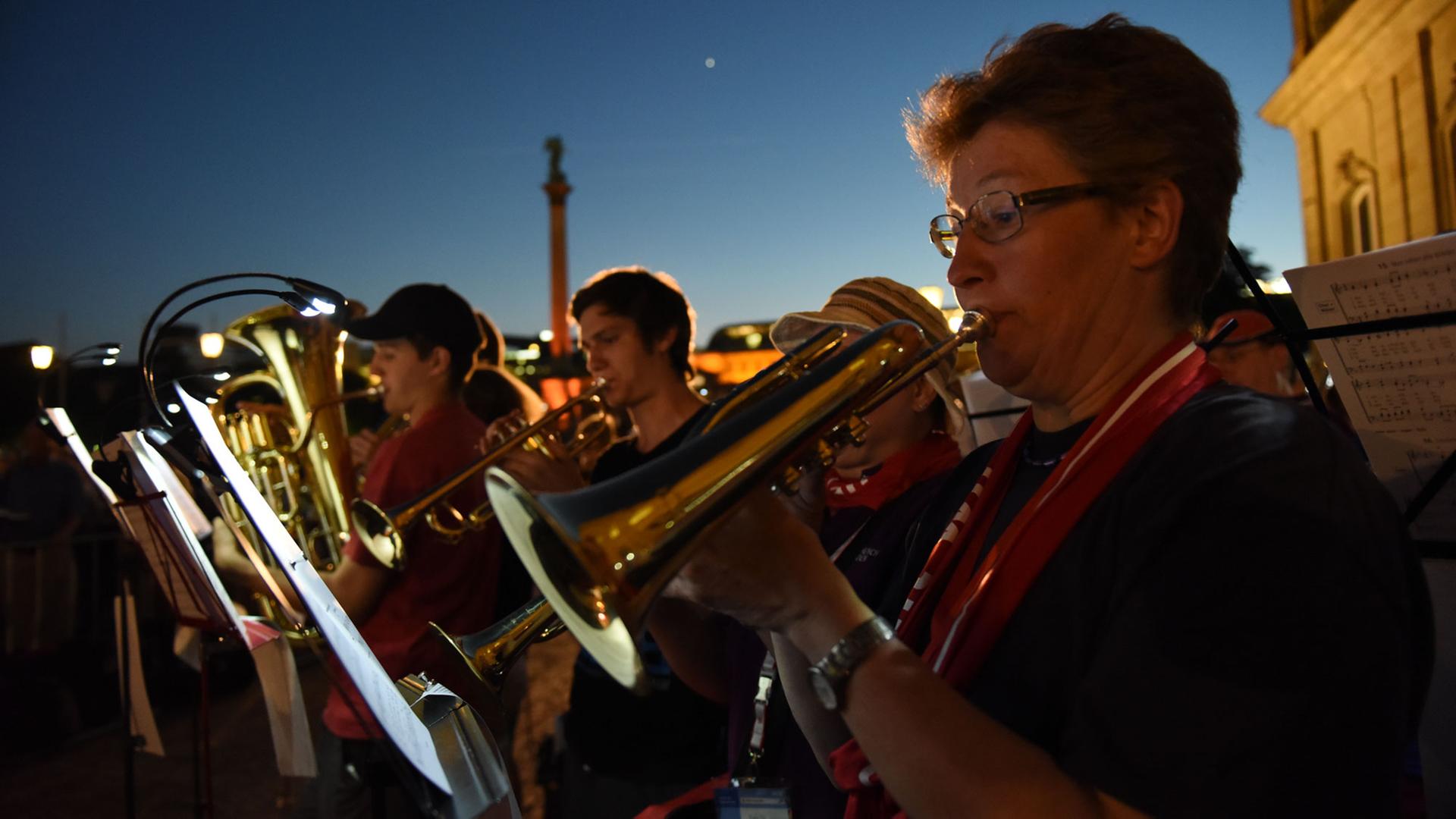 Kirchenmusiker blasen am 03.06.2015 auf dem Stuttgarter Schlossplatz beim "Abend der Begegnung" während des Kirchentags in ihre Instrumente. Kirchenmusiker blasen am 03.06.2015 auf dem Stuttgarter Schlossplatz beim "Abend der Begegnung" während des Kirchentags in ihre Instrumente.
