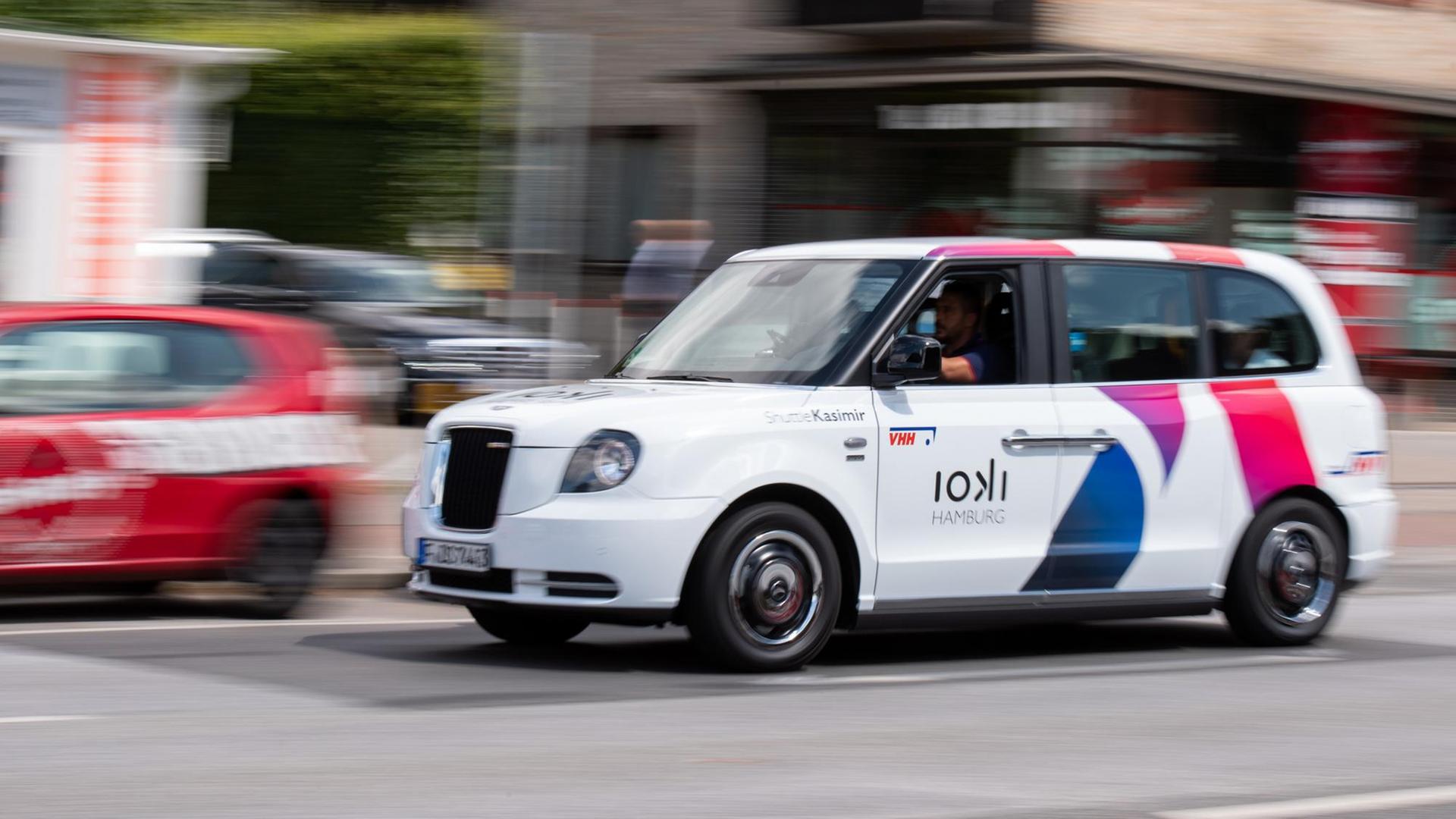 Ein Elektro-Auto fährt in der Stadt Hamburg Ein Elektro-Auto fährt in der Stadt Hamburg