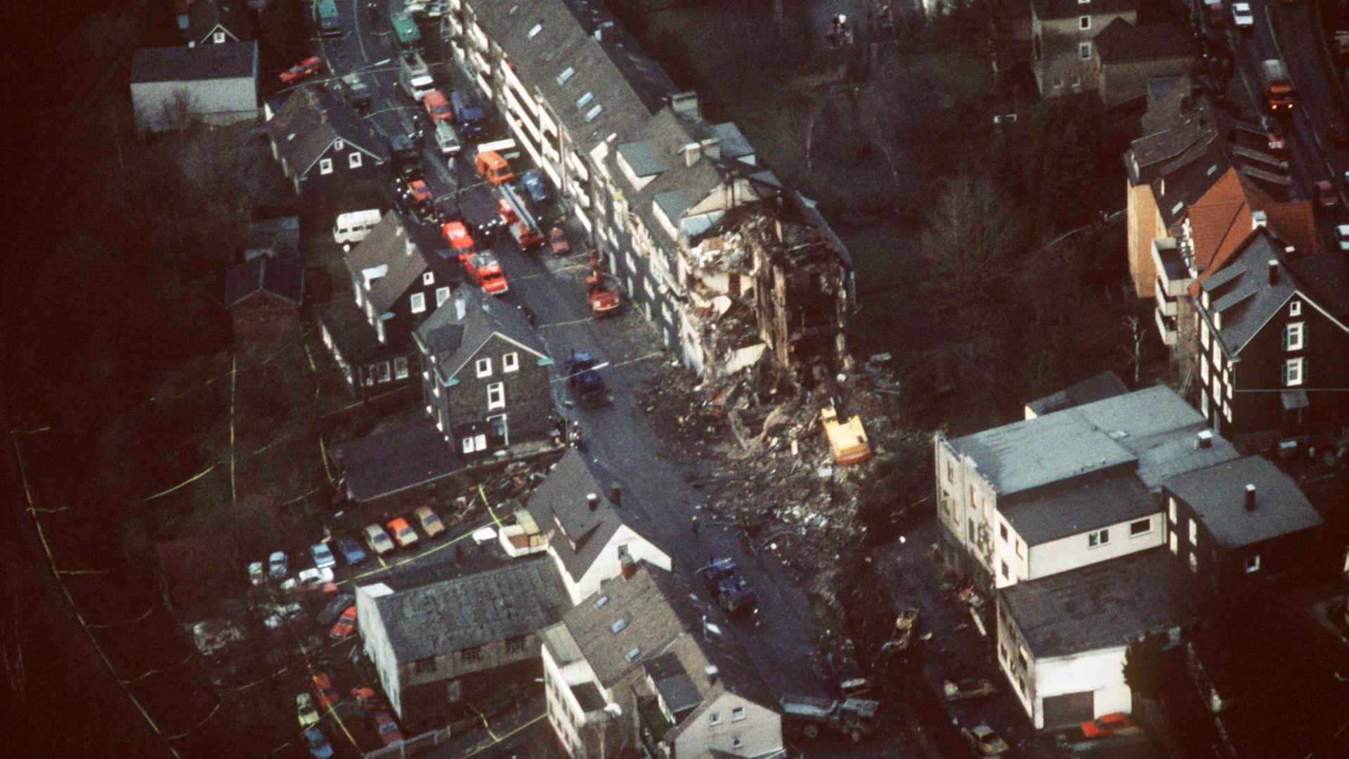 Blick auf die Unglücksstelle. Am 8. Dezember 1988 stürzt ein US-Kampfbomber vom Typ A 10 Thunderboldt II auf ein Wohnviertel von Remscheid. Sechs Menschen sterben, über 50 werden verletzt. Auch der amerikanische Pilot kommt ums Leben. | Verwendung weltweit