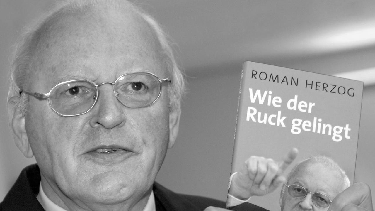 Der frühere Bundespräsident Roman Herzog stellt am 05.09.2005 in Berlin sein neues Buch «Wie der Ruck gelingt» vor. Herzog starb im Alter von 82 Jahren Der frühere Bundespräsident Roman Herzog stellt am 05.09.2005 in Berlin sein neues Buch «Wie der Ruck gelingt» vor. Herzog starb im Alter von 82 Jahren