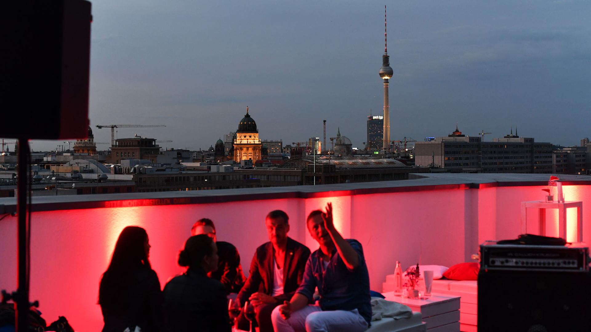 Gäste vor der Skyline von Berlin in der Skylounge vom EWerk in Berlin-Mitte Gäste vor der Skyline von Berlin in der Skylounge vom EWerk in Berlin-Mitte