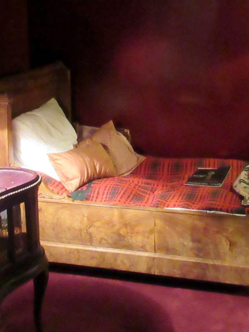 Nachbildung eines Schlafzimmers zur Zeit der Sowjetunion - Teil des Kunstevents "Dau" in Paris