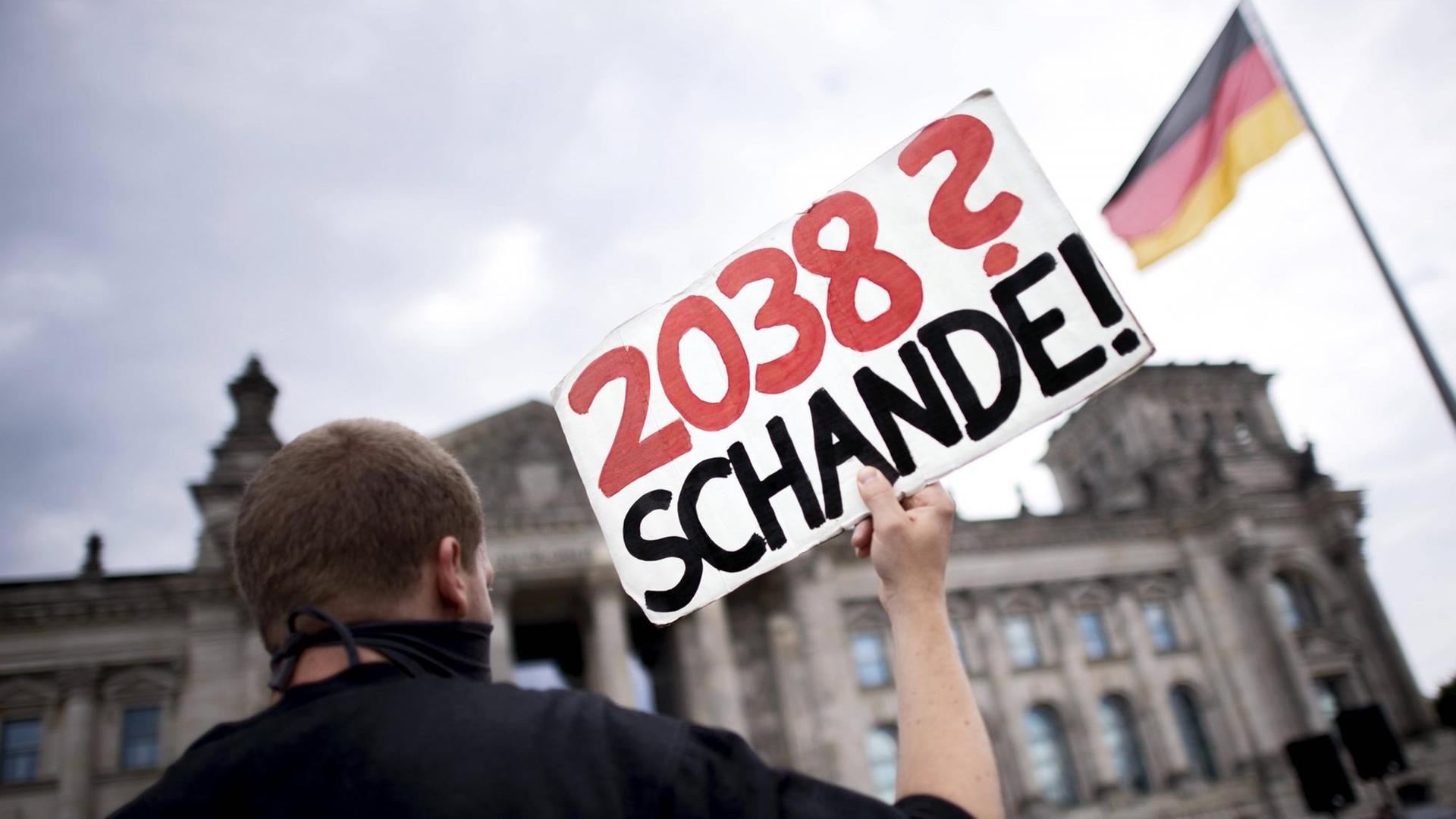 Ein Aktivist mit Schild "2038? Schande!" protestiert gegen das Kohleausstiegsgesetz. Ein Aktivist mit Schild "2038? Schande!" protestiert gegen das Kohleausstiegsgesetz.