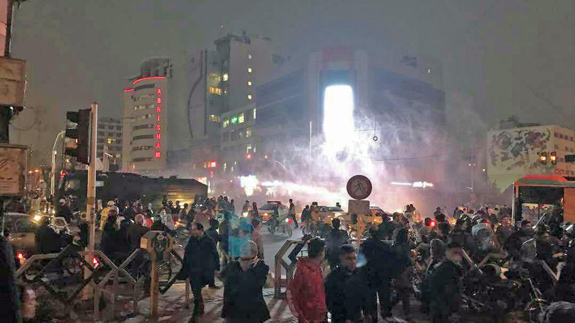 Polizei und Demonstranten bei Protesten in Teheran Polizei und Demonstranten bei Protesten in Teheran