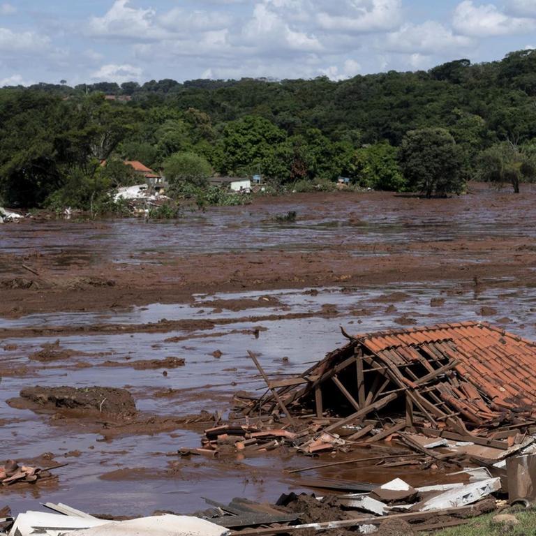 Das Foto zeigt eine braune Schlammflut und Trümmer eines Gebäudes nach einem Dammbruch in Brasilien. 