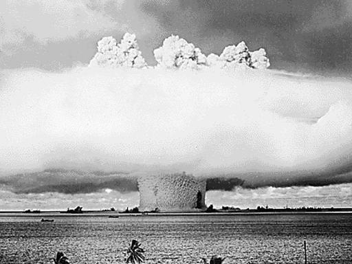 Blick auf den riesigen Atompilz während des Atombombenversuchs der Amerikaner auf dem Bikini Atoll.