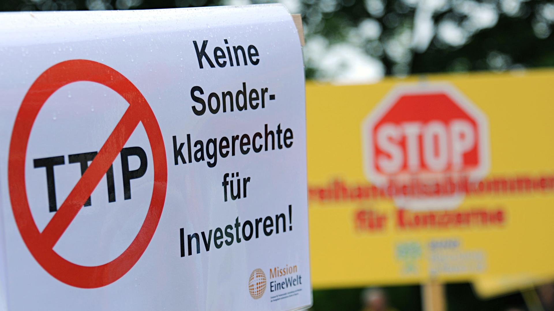Demonstration gegen das Freihandelsabkommen TTIP in München im Mai 2014 Demonstration gegen das Freihandelsabkommen TTIP in München im Mai 2014
