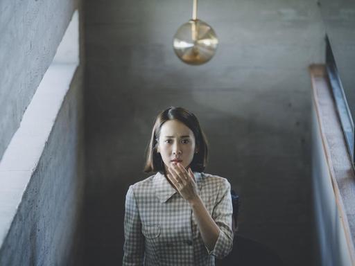 Szene aus dem Film "Parasite". Die Schauspielerin Yeo-jeong Jo geht eine Treppe hinauf. Szene aus dem Film "Parasite". Die Schauspielerin Yeo-jeong Jo geht eine Treppe hinauf.